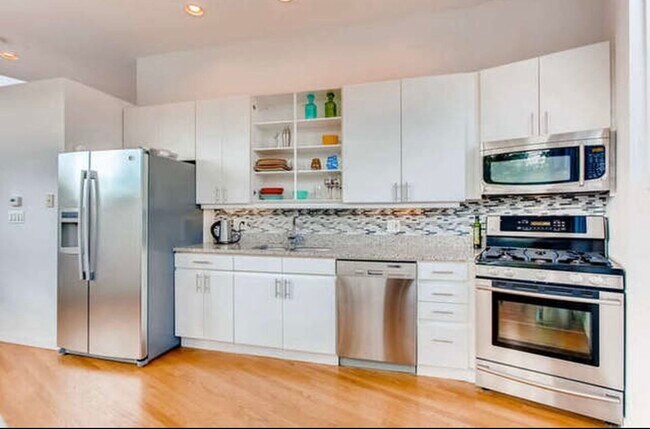 Foto del edificio - 2212 W Augusta Blvd