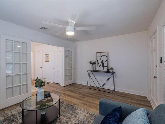 Foto del edificio - 906 Capitol Ct