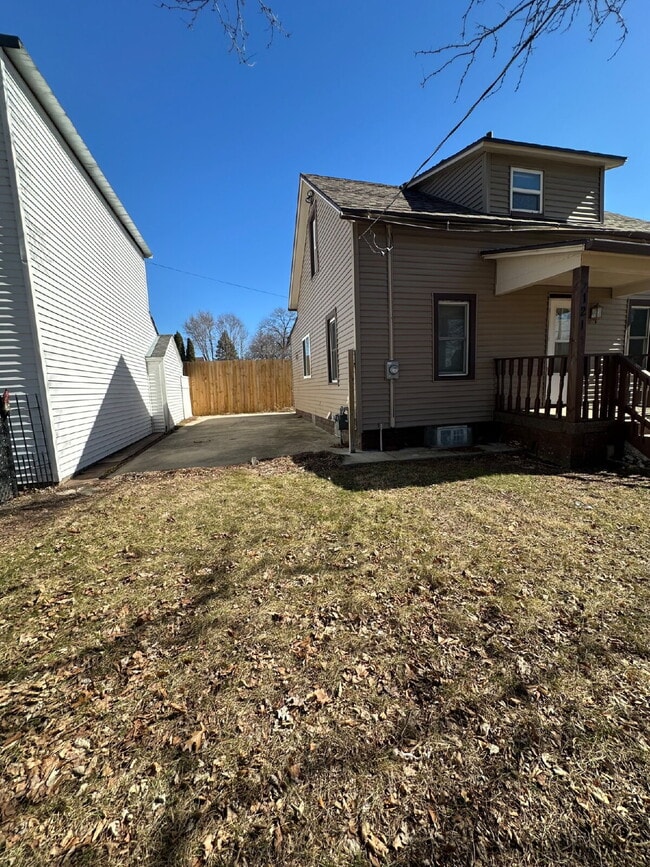 Building Photo - 121 Hackett St