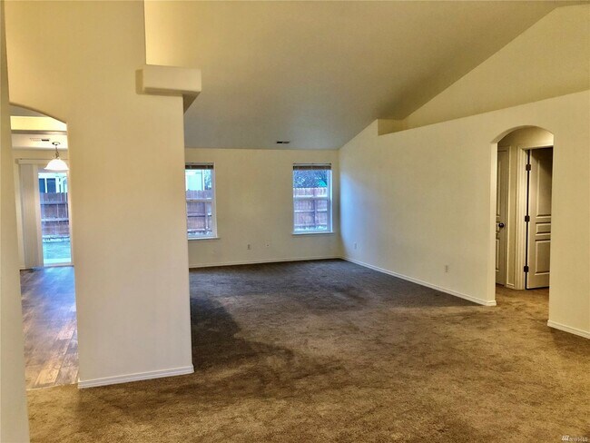 Foto del edificio - 3 Bedroom, 2 Bath house with attached 3-ca...