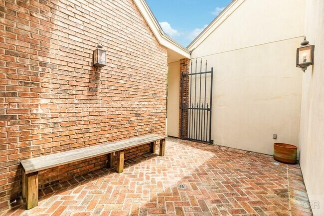 Building Photo - 6 Quintana Dr