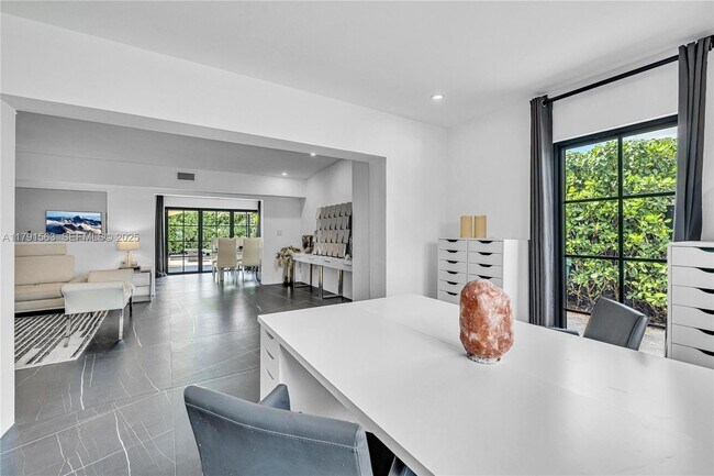 Foto del edificio - 560 NW 116th Terrace