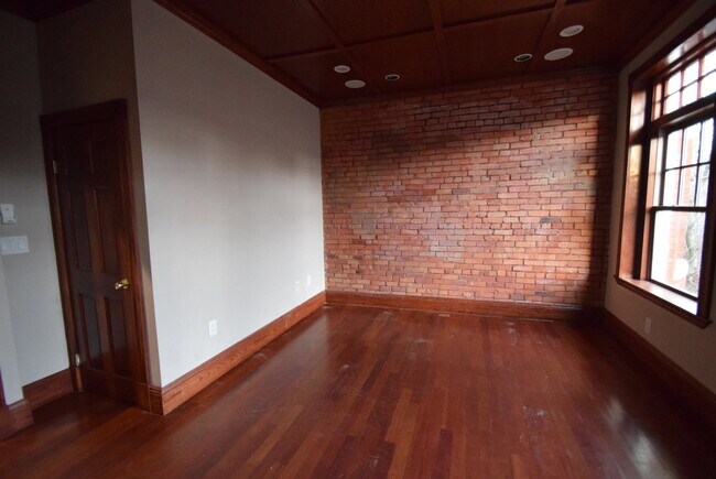 Building Photo - 9 Strathmore Rd