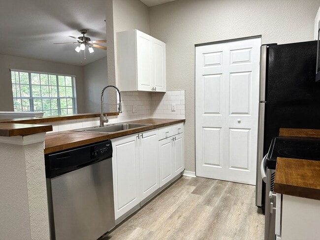 Building Photo - Crescent Place - 22-206