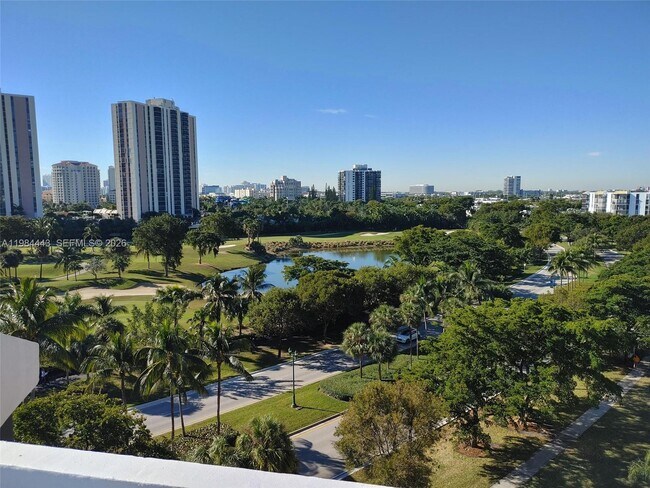 Foto del edificio - 3301 N Country Club Dr