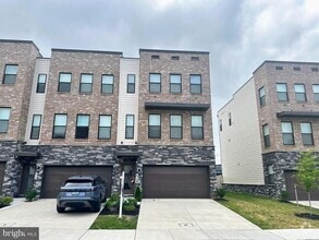 Building Photo - 470 Tiller St