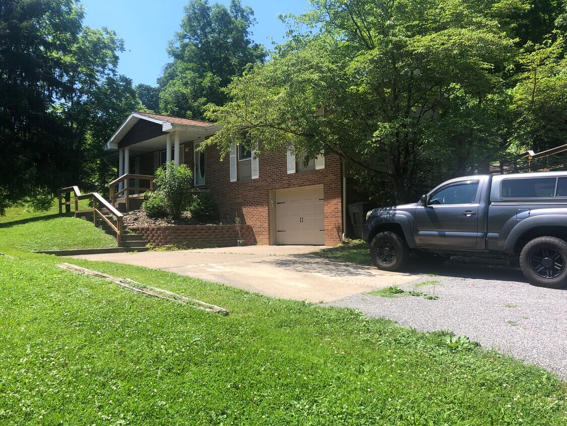 105 Country Meadow Ln, Bridgeport, WV 26330 House Rental in