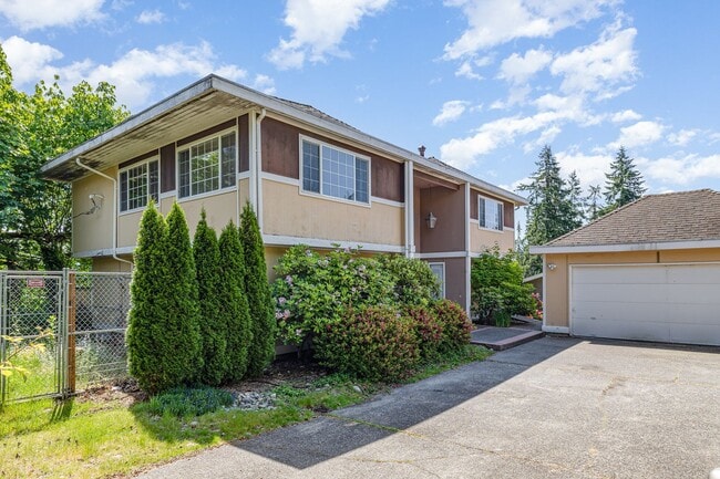Building Photo - Stunning Lake Sammamish View | 5 Bed, 3 Ba...