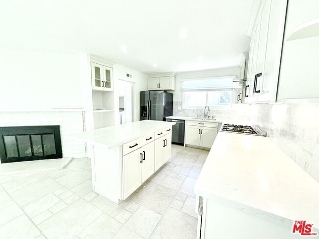 Foto del edificio - 23744 Hartland St