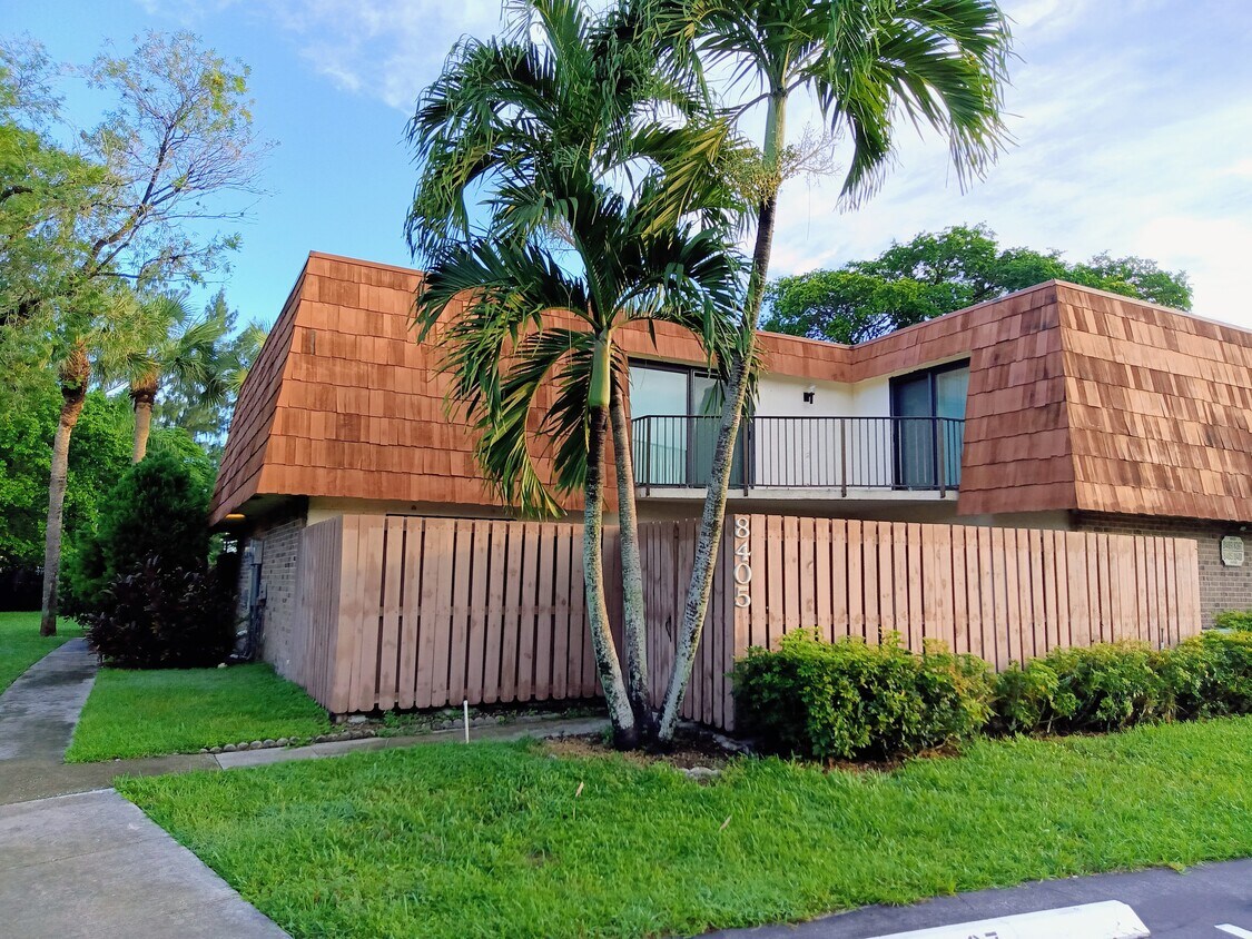 Building Photo - 8405 N Coral Cir