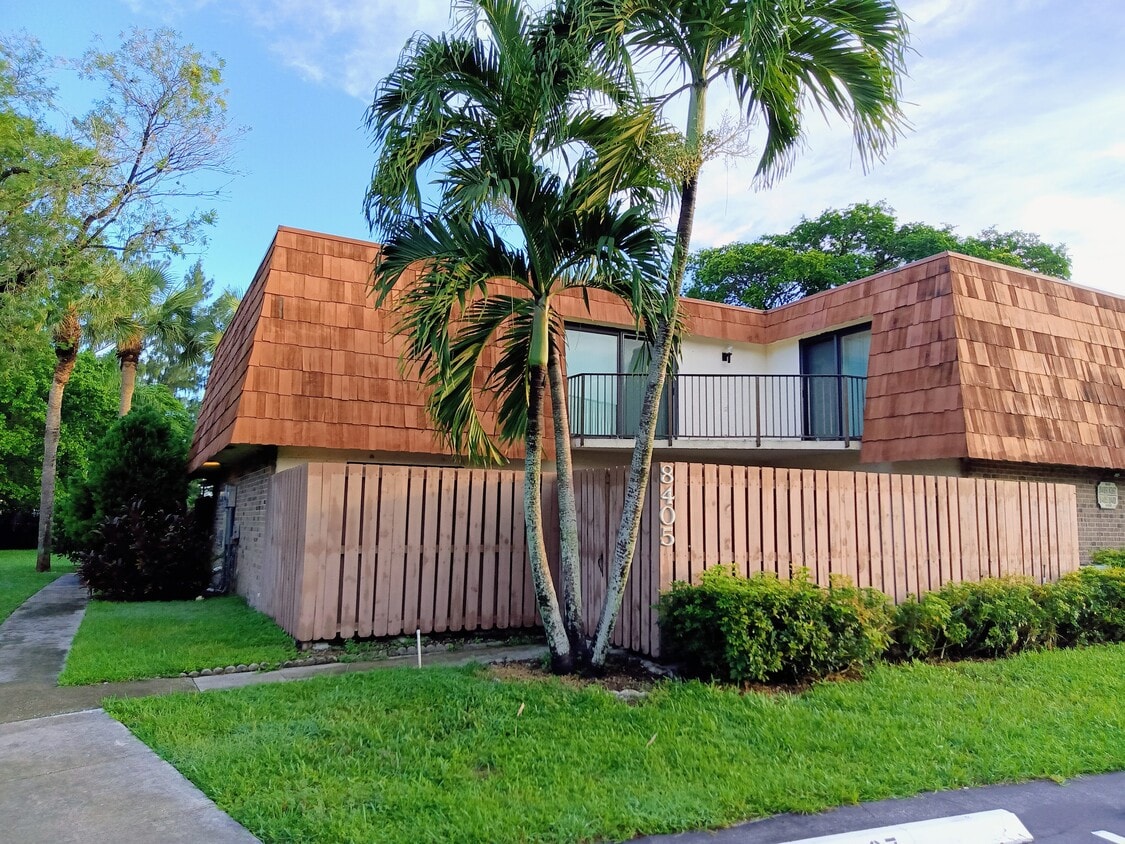 Foto del edificio - 8405 N Coral Cir