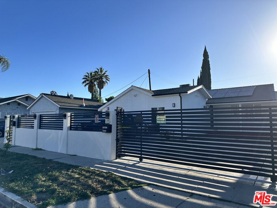 Primary Photo - 6925 Gazette Ave