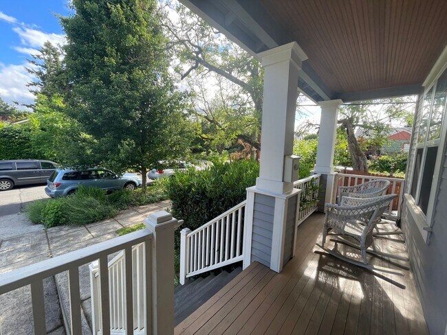 Building Photo - Modern craftsman 3+ bedroom, 2 ba *Move In...