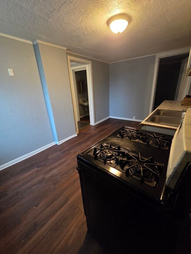 Foto del edificio - Lower 2 bedroom unit east side