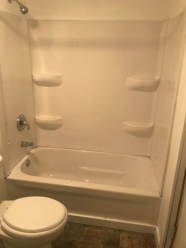 Foto del edificio - 20427 Clark Ave Apt 10
