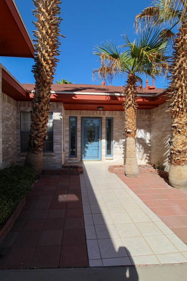 Building Photo - 2081 Paseo Del Prado Dr