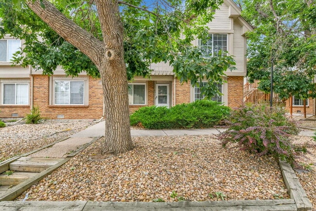 Building Photo - $1,775 - 2 Bed, 2.5 Bath End Unit in Auror...