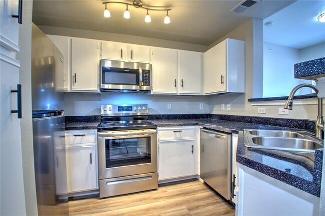 Building Photo - 2320 Gracy Farms Ln