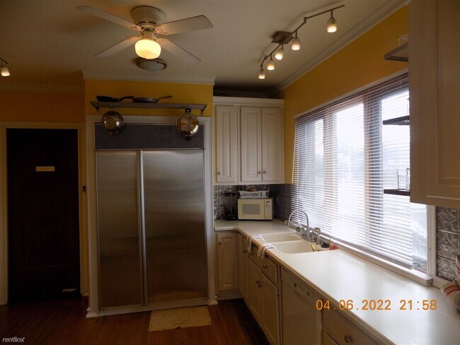 Building Photo - 2 br, 1 bath Duplex - 2521 Trumbull St