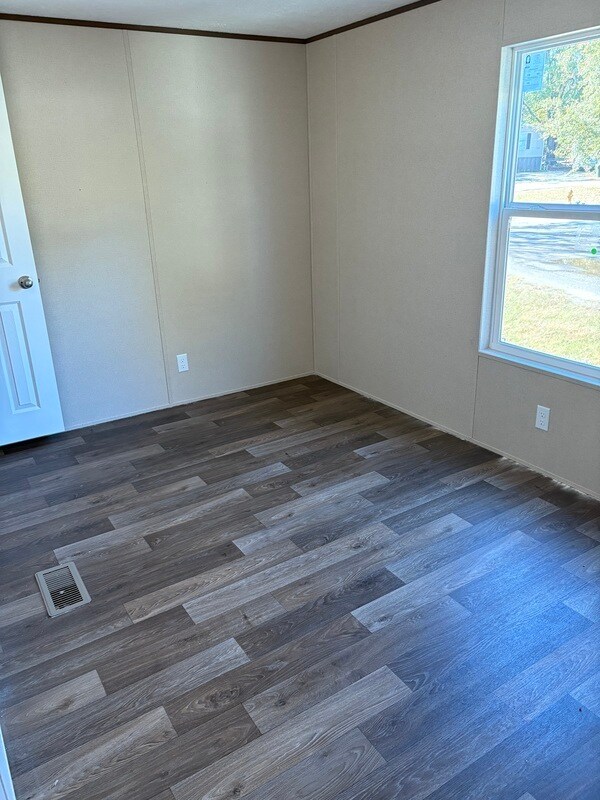 Foto del edificio - 650 Strange Rd