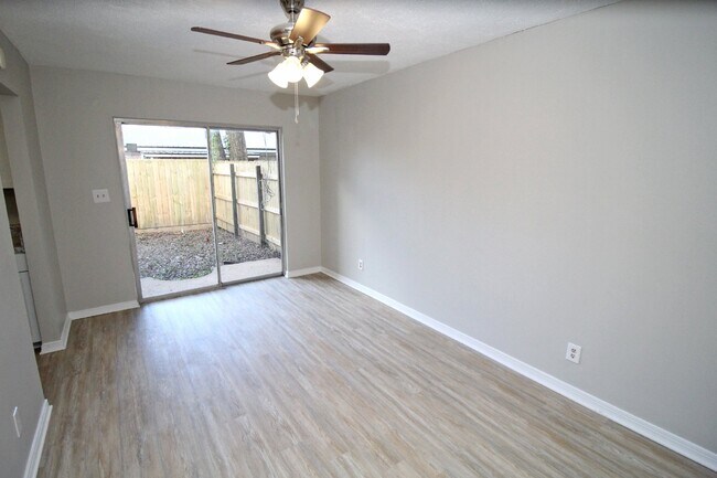 Foto del edificio - Charming & Convenient 3-Bedroom Townhome in Northeast Pensacola – Prime Location & Great Amenities!