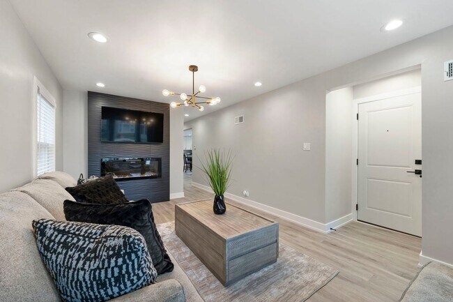 Foto del edificio - 5347 W Gladys Ave