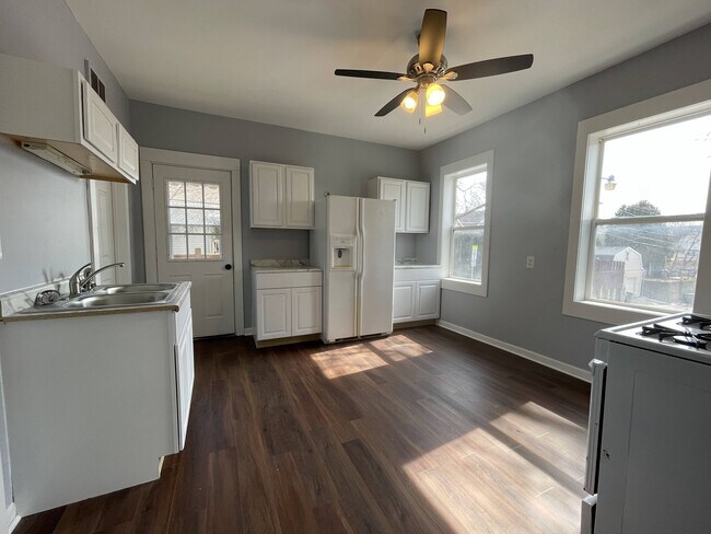 Kitchen - 3322 W Branting Ln