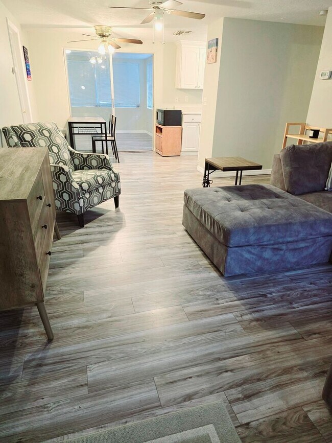 Building Photo - Adorable 2/1.5/1 Mostly Furnished House in...