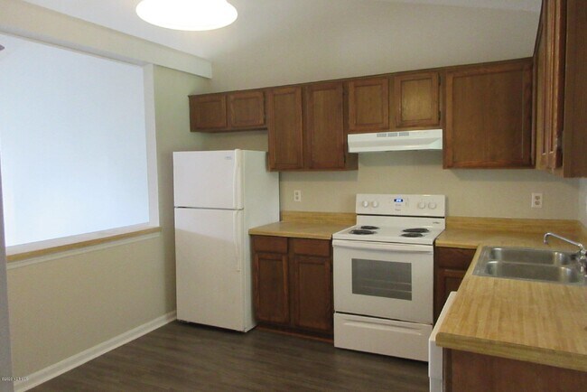 Building Photo - Charming 2 Bedroom, 2 Bath Duplex - 145 Pi...