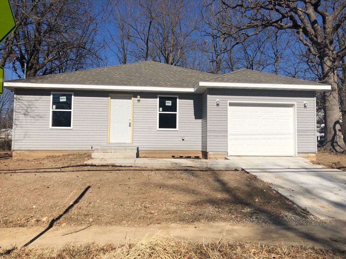 Primary Photo - ! 3 bed 2 bath