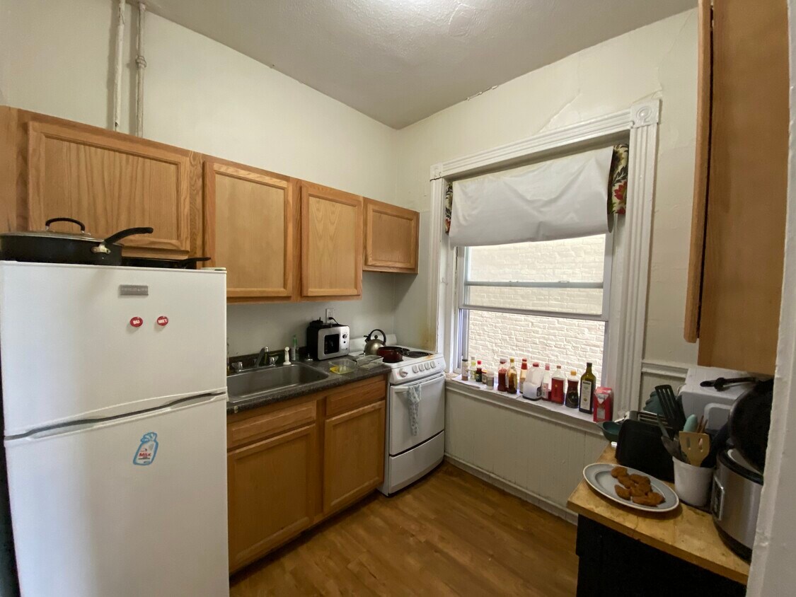 Primary Photo - 1355 Commonwealth Ave