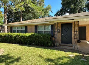 Building Photo - 1606 McNutt Dr