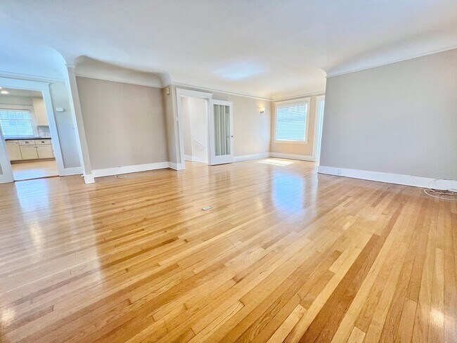 Foto del edificio - Sun-Drenched Top Floor 3BD in the Heart of Belmont Heights | Garage Included