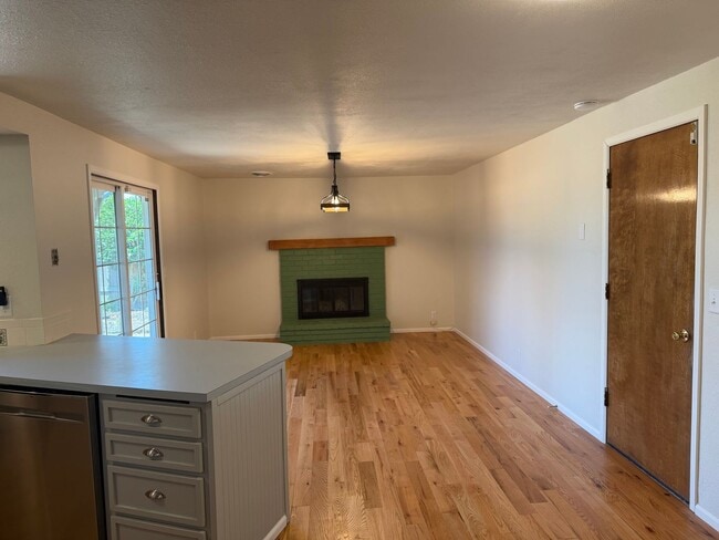 Building Photo - Updated 3-bedroom, 2-bathroom house in desirable Thurston neighborhood!