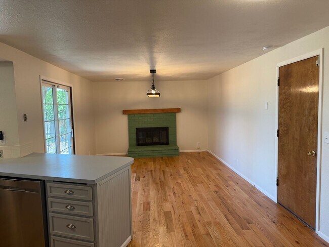 Foto del edificio - Updated 3-bedroom, 2-bathroom house in desirable Thurston neighborhood!