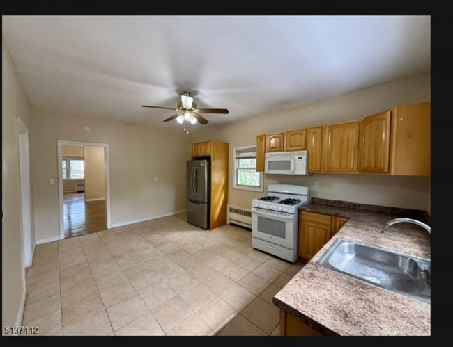 Foto del edificio - 305-307 Sanford Ave