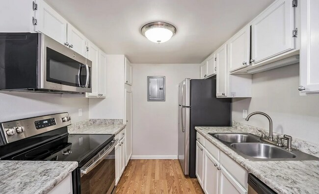 Foto del edificio - 2 bedroom/2 bathroom main level condo!