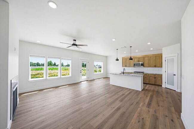 Foto del edificio - 475 E River Rd