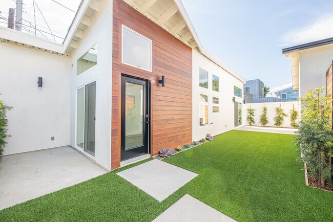 Building Photo - 2833 Stoner Ave