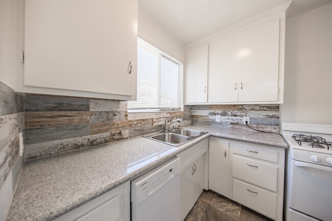 Building Photo - 15147 Dickens St