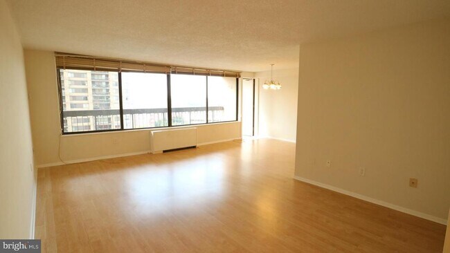 Foto del edificio - 3705 S George Mason Dr