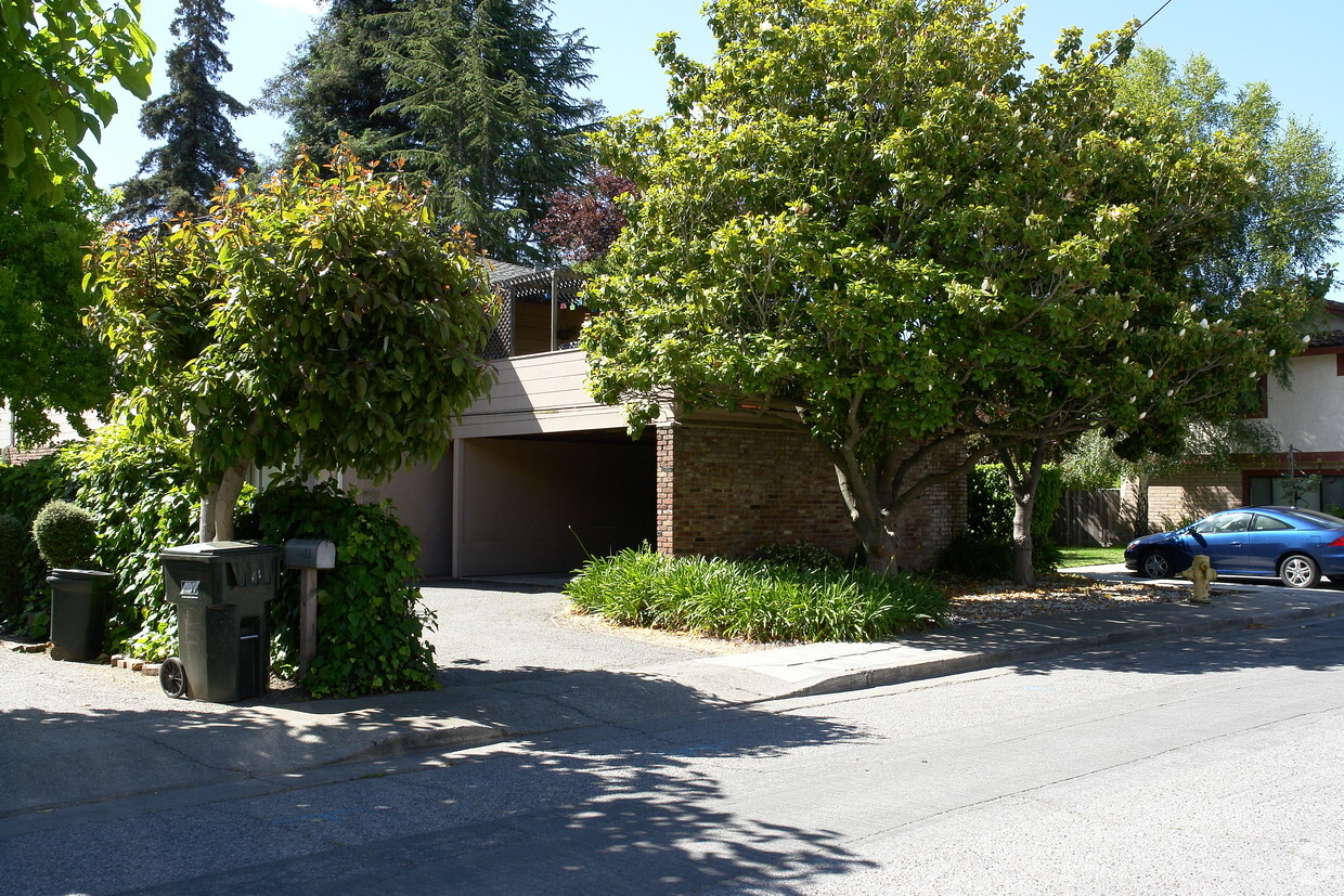 Building Photo - 975 Roble Ave