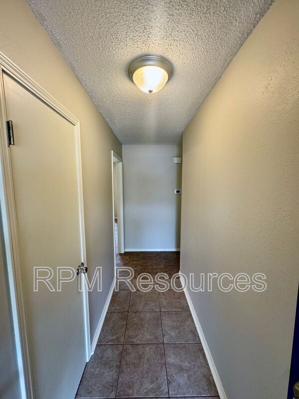 Foto del edificio - 405 Meadow Lake Dr