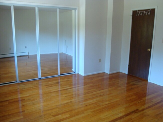 Building Photo - 2 Camelot Dr