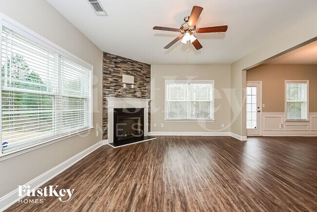 Foto del edificio - 704 Thistle Ct