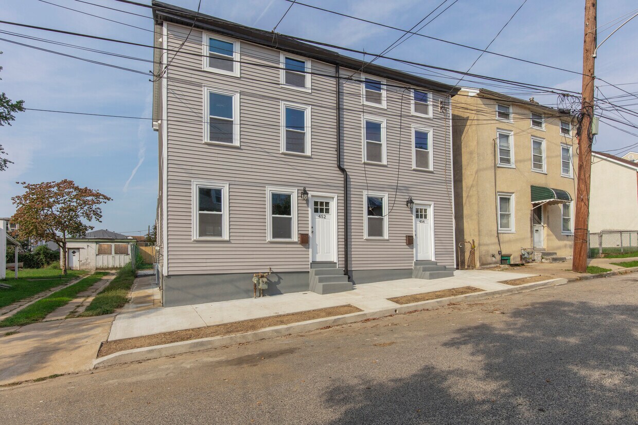 Primary Photo - 452 Old Elm St