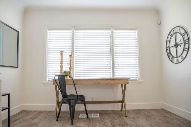 Building Photo - Darling 2 bedroom 1 Bath Exeter Charmer