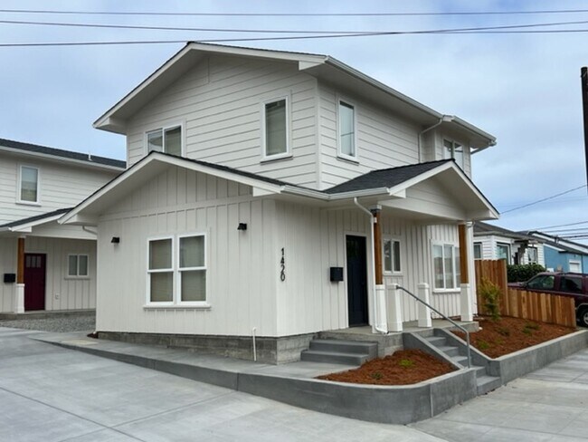 Foto del edificio - NEWER 3/2 Construction in Eureka! Beautifu...