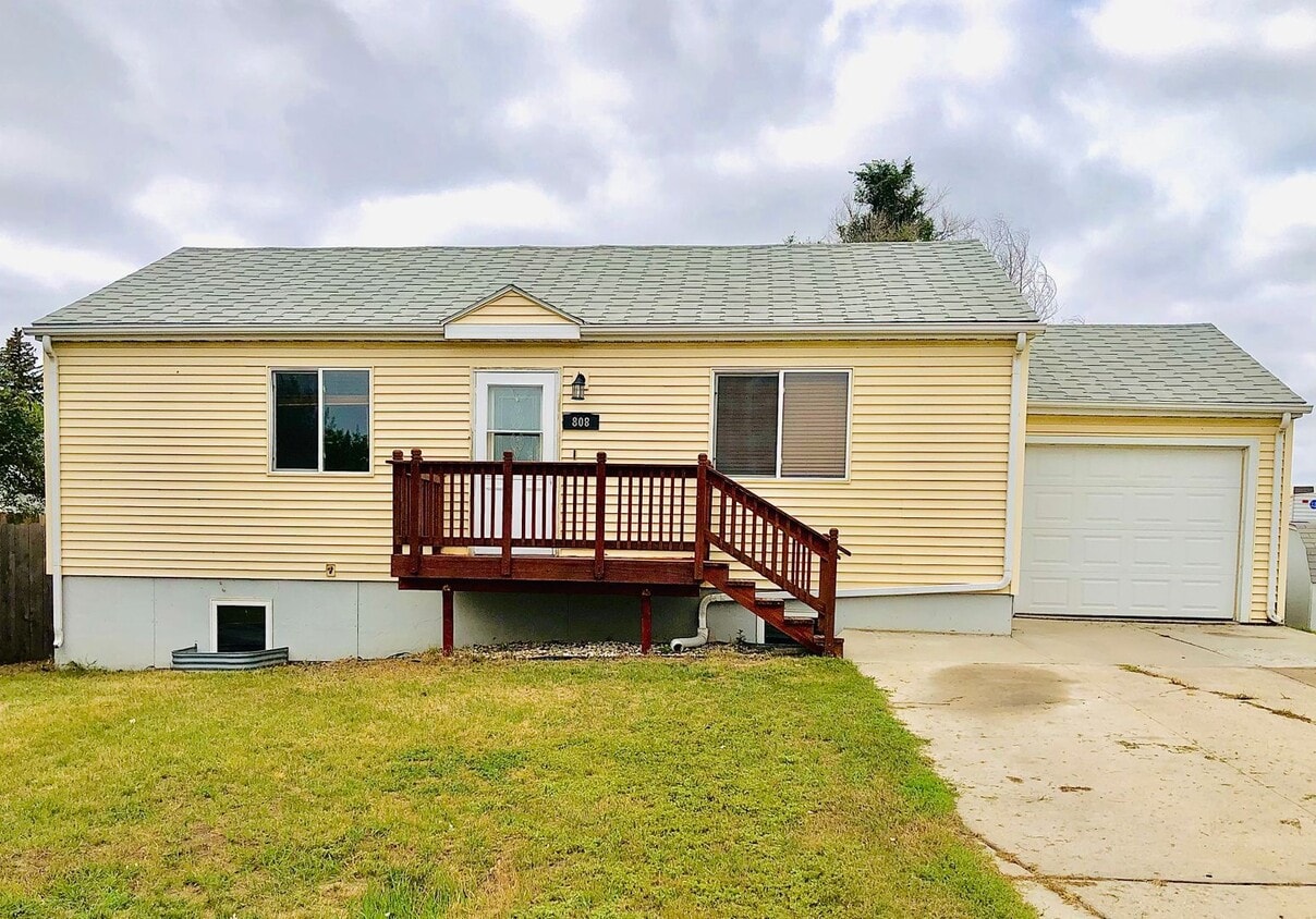 808 40th St SE, Minot, ND 58701 House Rental in Minot, ND