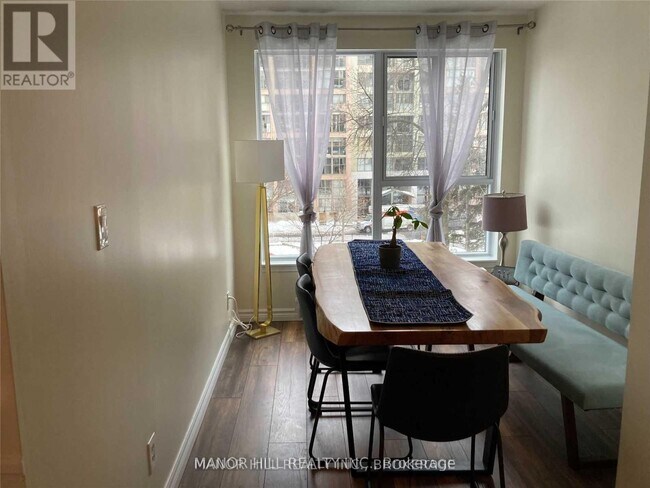 Photo du bâtiment - 222 The Esplanade